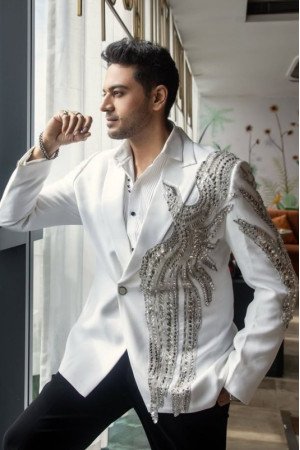 Magee Stylish White Peaked Lapel Appliques Men Suits For Prom Outfits