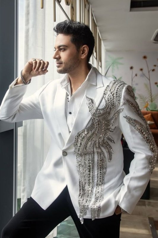 Magee Stylish White Peaked Lapel Appliques Men Suits For Prom Outfits