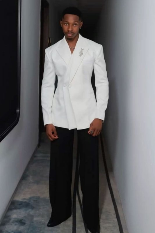 Fitch Chic White Peaked Lapel Close Fitting Men Suits