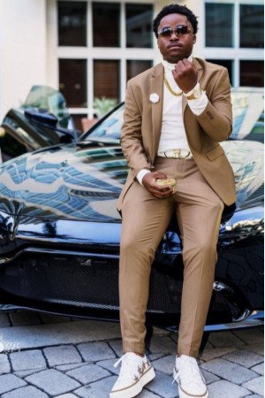 Quintion Simple Khaki Notched Lapel Close Fitting Men Suits