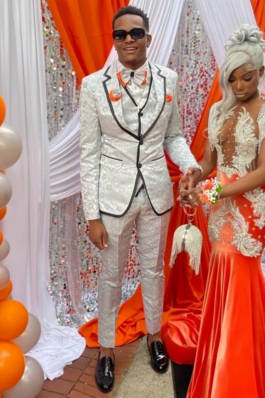 Jason Stylish White Jacquard Notched Lapel Three Pieces Men Suits Prom Outfits Jason Stylish White Jacquard Notched Lapel Three Pieces Men Suits Prom Outfits
