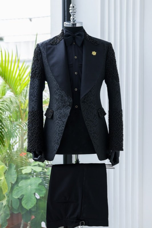Cash Handsome Black Jacquard Peakd Lapel Appliques Wedding Men Suits